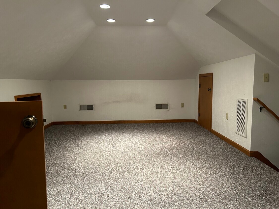 Large 3rd floor loft bedroom or living room - 514 Electric Ave