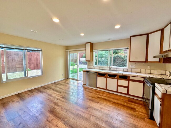 Foto del edificio - Remodeled 4 bedroom with central A/C and 2 car garage!