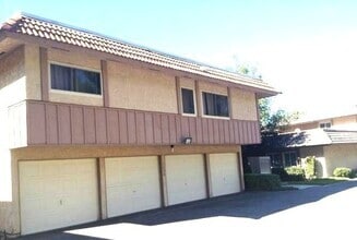 Building Photo - 1008 Las Lomas Dr