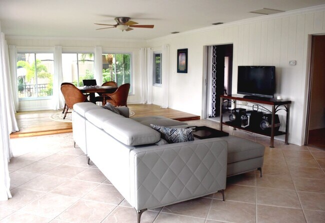 Building Photo - -Luxury 3 bedroom, 2 bath, canal front, po...
