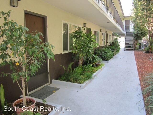 Primary Photo - 2130 De La Vina St