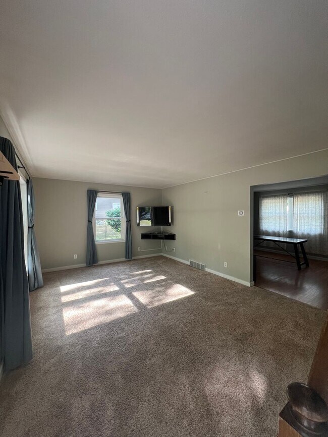 Foto del edificio - Charming 3-Bed, 2-Bath Home with Garage & ...