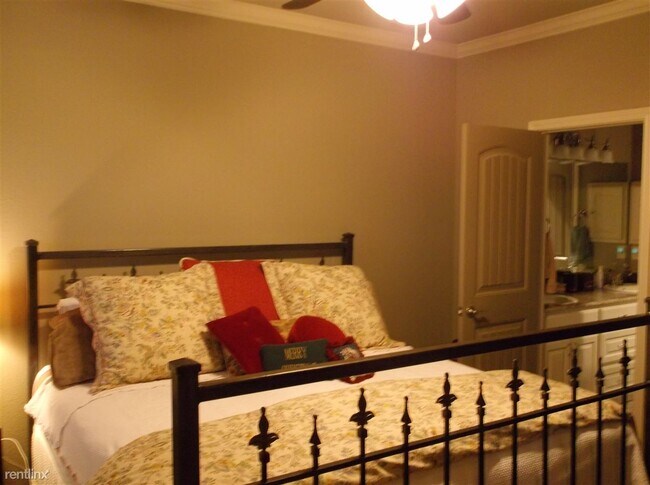 Building Photo - 3 br, 3.5 bath Townhome - 1736 Lonetree Dr
