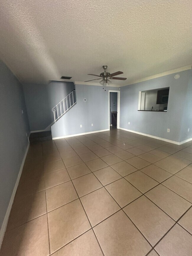 Foto del edificio - Charming 2-Story Condo with Attached Garage