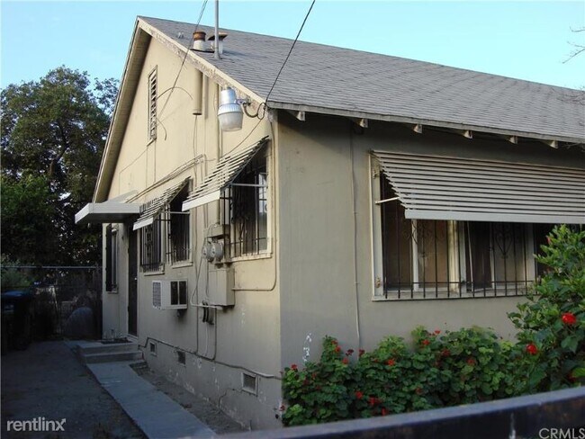 Building Photo - 1 br, 1 bath Apartment - 585 W 10th St