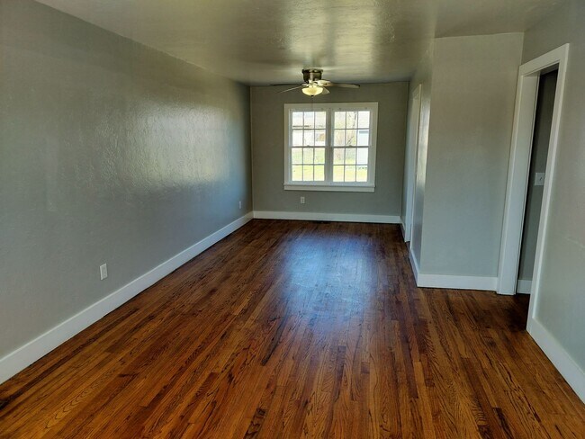 Foto del edificio - 3 bedroom 1 bathroom house in Capitol View...