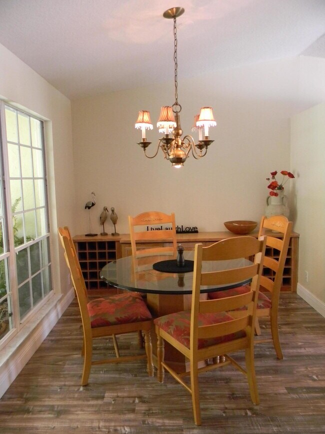 Building Photo - 2300 Las Casitas Dr