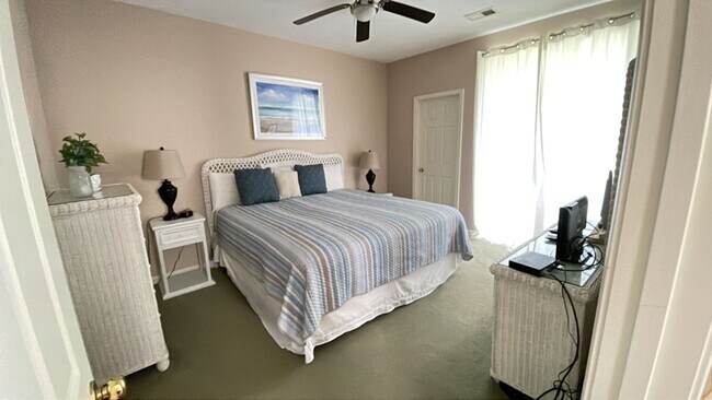 Building Photo - Updated 2 bedroom/2 bath condo in River Oaks