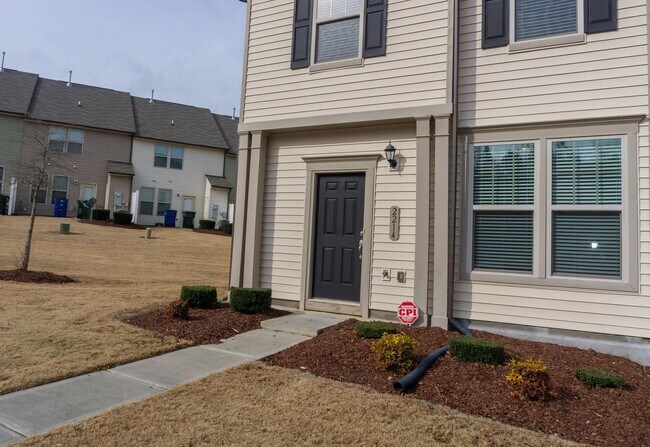 Building Photo - Great End Unit Townhome - Located Close to...