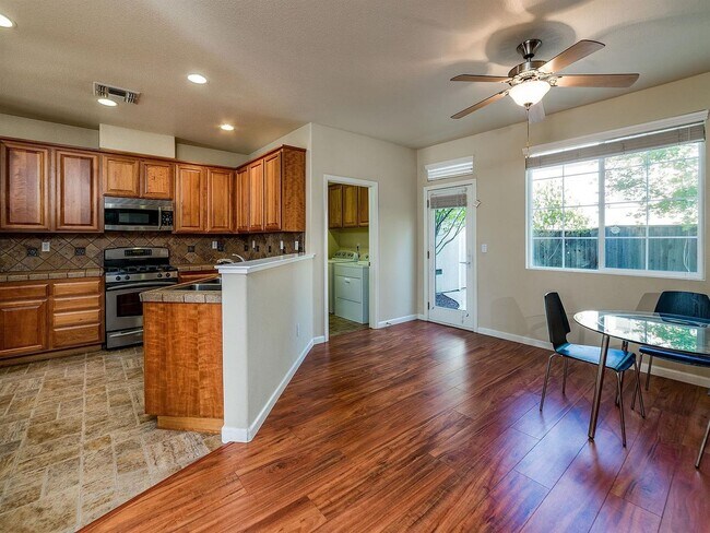 Building Photo - Beautiful Enclave updated unit!
