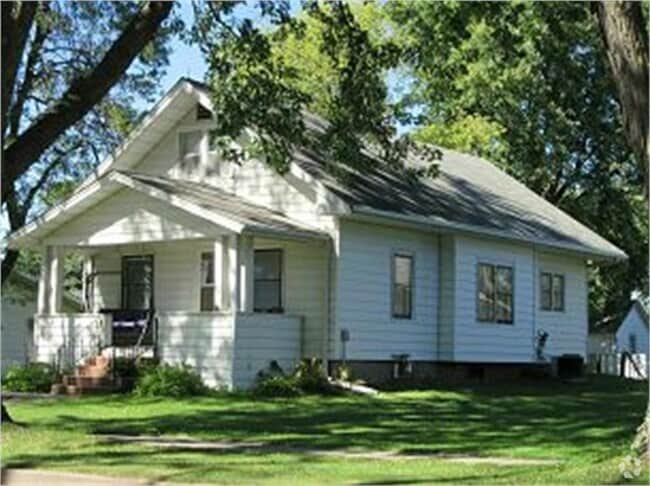 Building Photo - 1011 Pleasant St