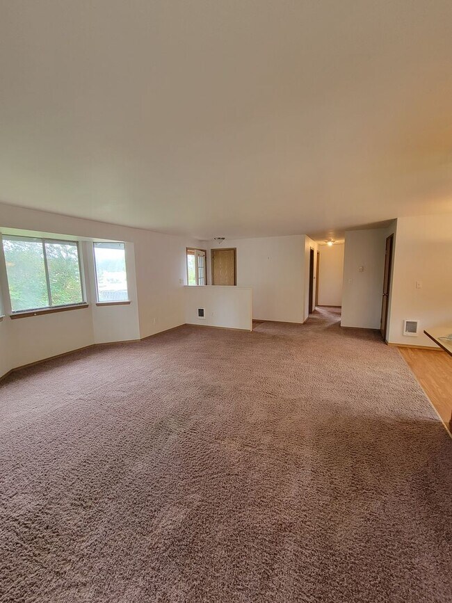 Building Photo - 3 bedroom home on with huge yard and 2760s...
