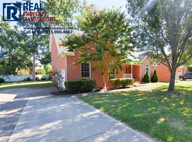 Foto del edificio - Amazing 4 bd all brick home with attached ...