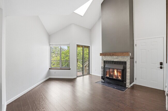 Foto del edificio - $1,945.95- 1 Bed, 1 Bath Updated Lofted Condo in Boulder with Central AC and In-Unit Laundry!