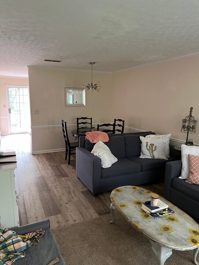 Foto del edificio - Sleepy Hollow Townhome - Convenient Location and Privacy