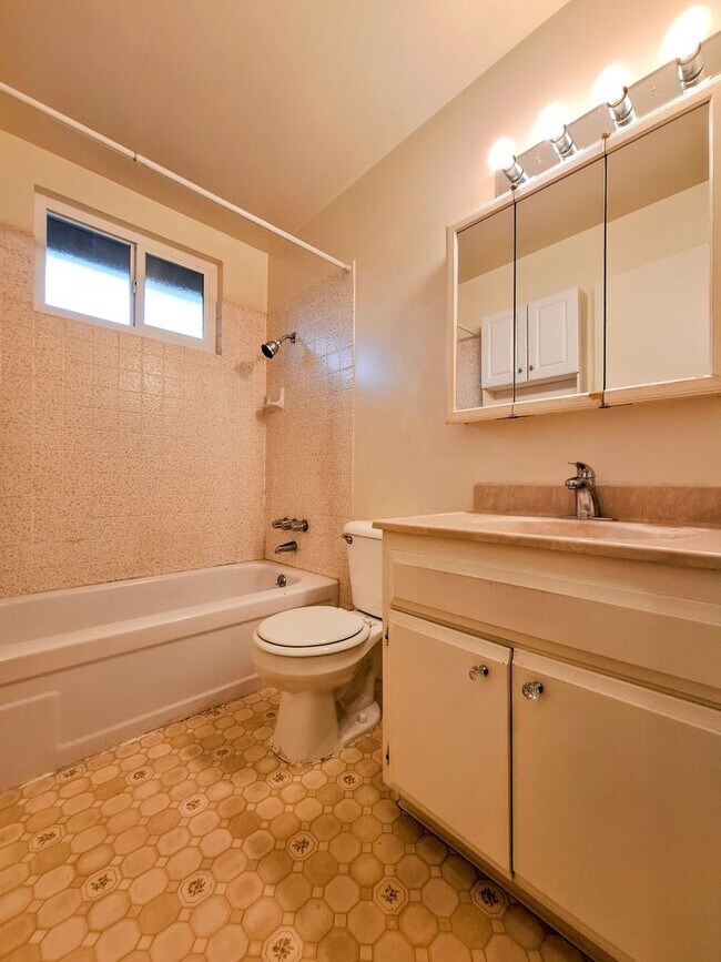 Foto del edificio - Charming 2bd Duplex With Private Yard & Garage