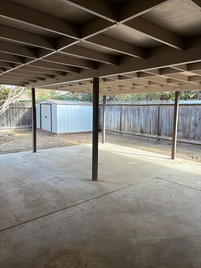 Building Photo - West Visalia Home near Shopping Center!