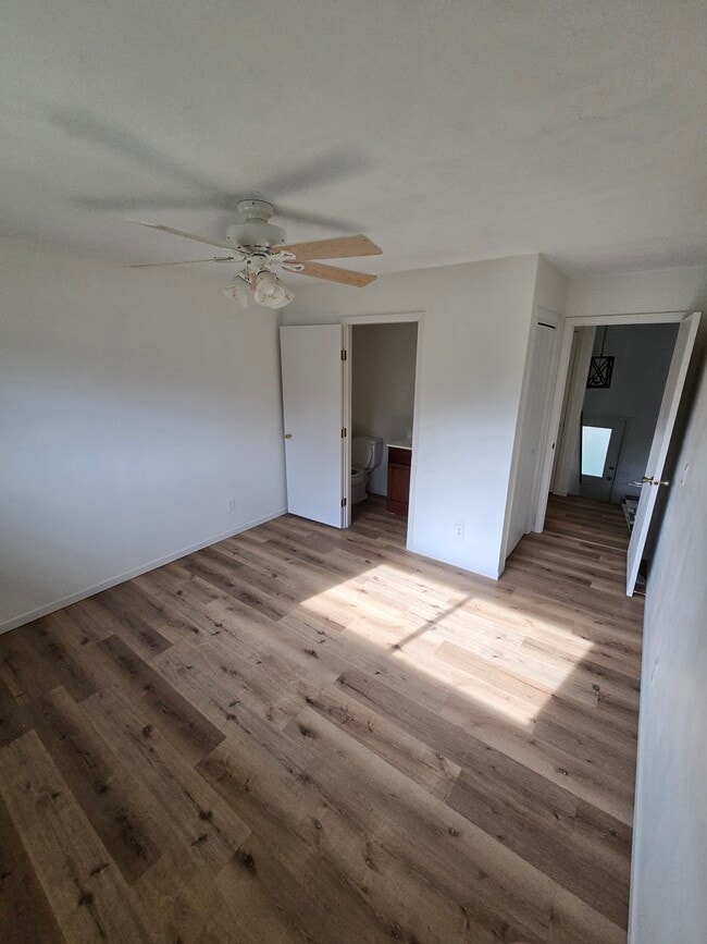 Building Photo - 1542 W River Dr