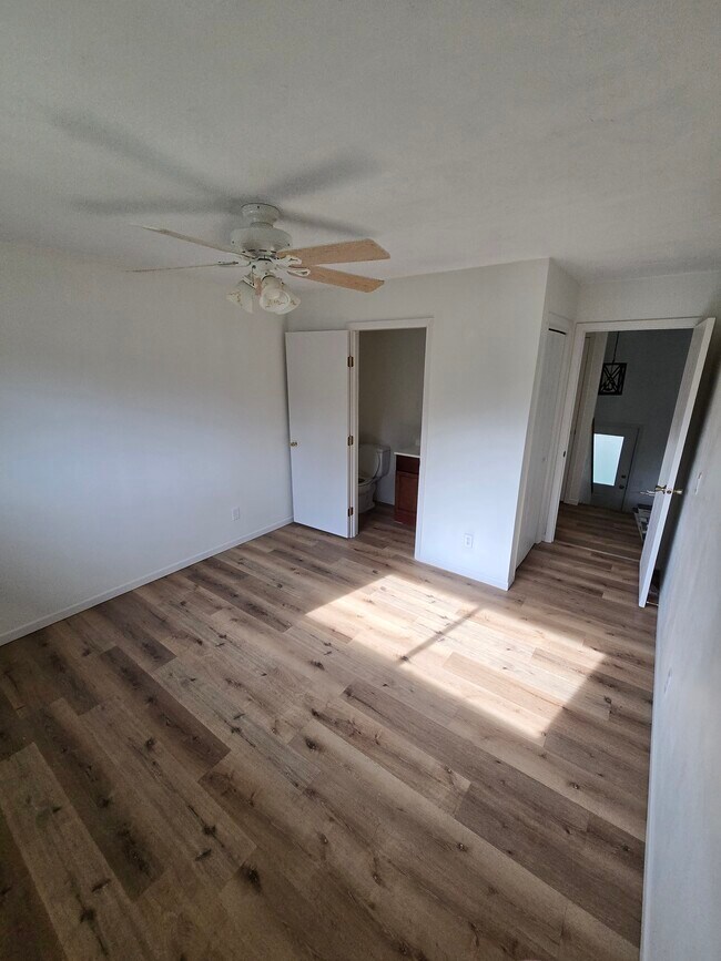 Foto del edificio - 1542 W River Dr