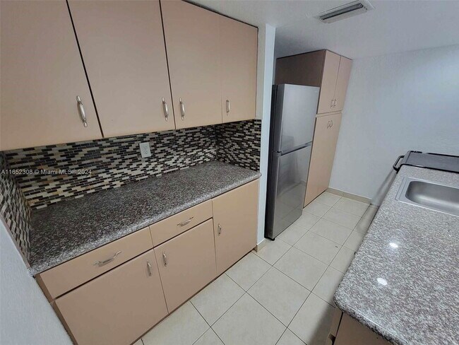 Foto del edificio - 6628 Miami Lakes Dr