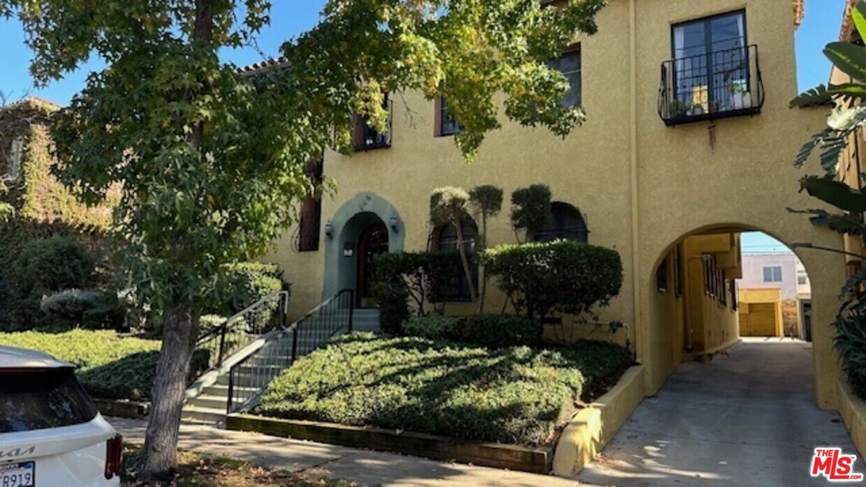 Foto principal - 444 N Sycamore Ave