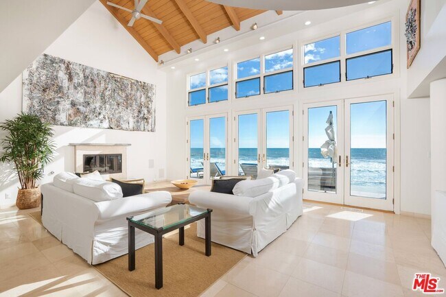 Foto del edificio - 24456 Malibu Rd