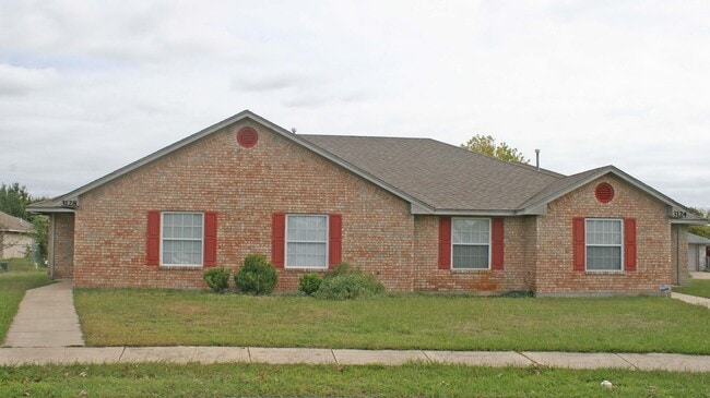 Great 3 Bdrm 2 Bath 1/2 Duplex in Denton Tx - Great 3 Bdrm 2 Bath 1/2 Duplex in Denton Tx House