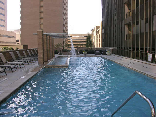 Foto del edificio - Downtown condo with roof top pool & concie...