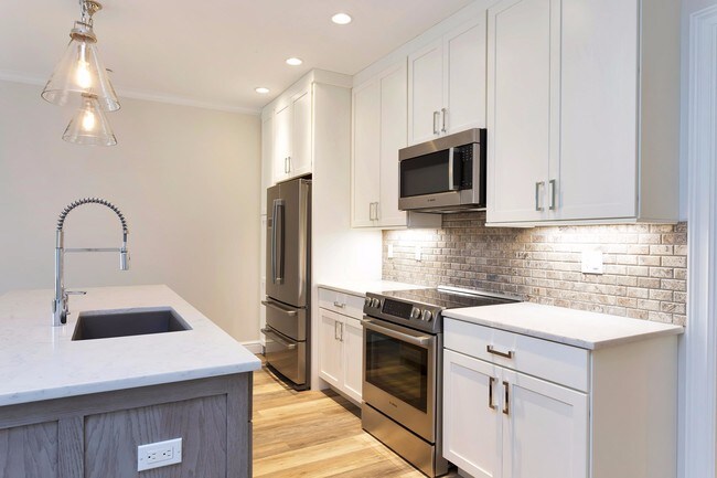 Building Photo - 1950 Post Rd