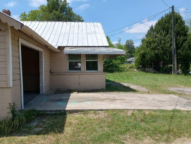 Building Photo - 1869 West Cordova Rd