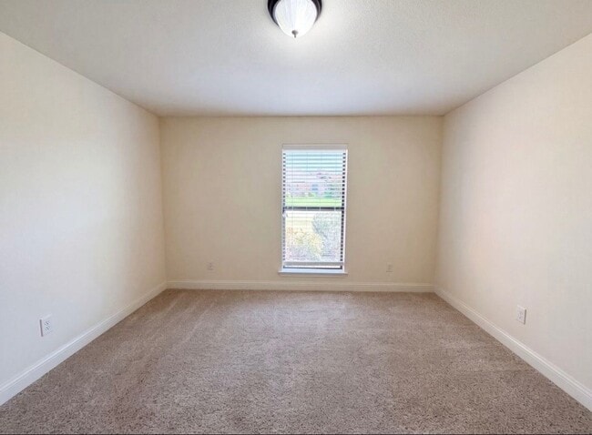 Building Photo - 3032 Laguna Dr