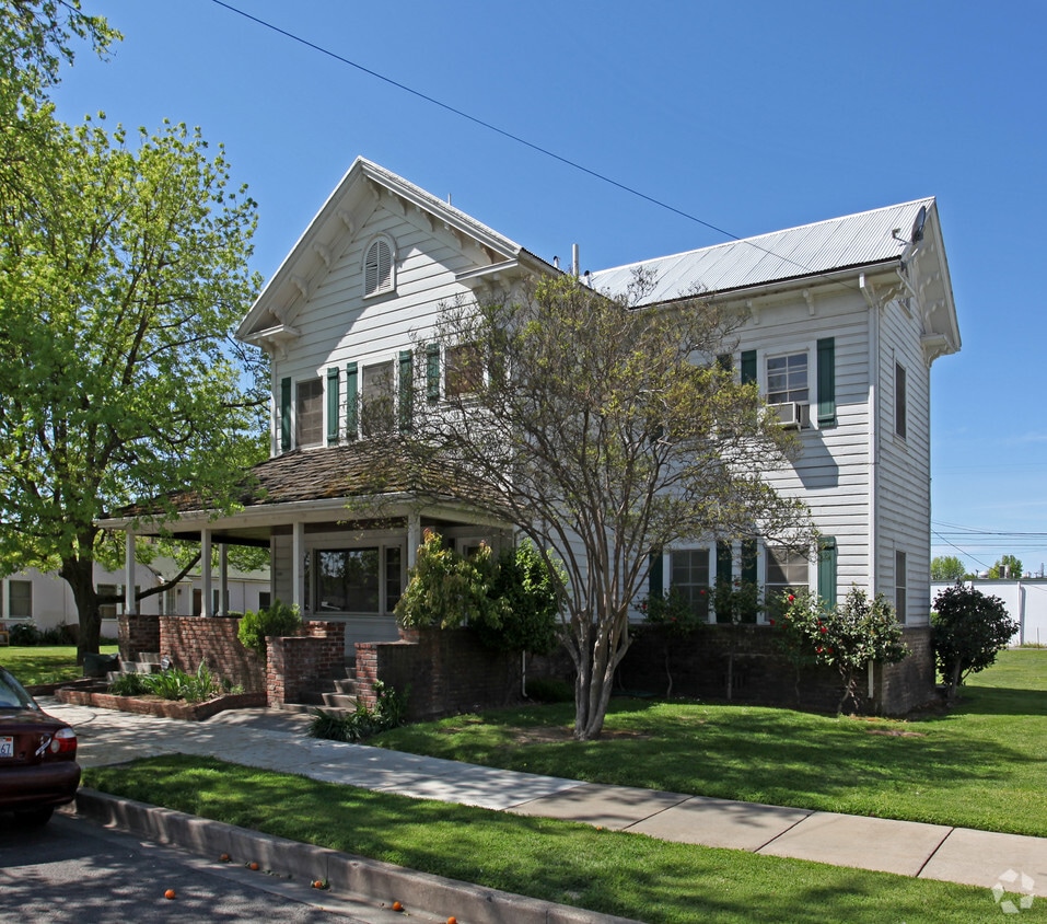Building Photo - 1112-1122 D St