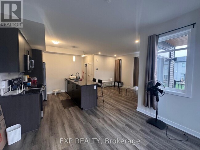 Building Photo - 400 Jewelwing Private