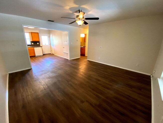 Foto del edificio - *Move in Special* 2 Bedroom / 1 Bath **Cozy Unit in Pleasanton** w/ Covered Carport! *Refrigerato...