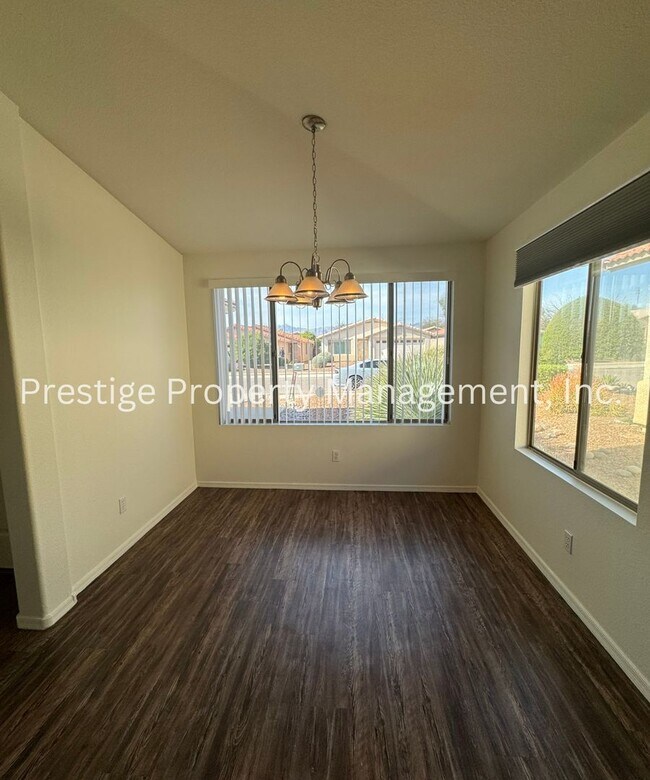 Foto del edificio - This charming 3+den/2 Bath East Home Is just What You Need!!