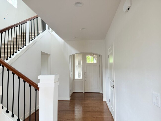 Foto del edificio - Beautiful 5-Bedroom Home with Mt. Rainier ...