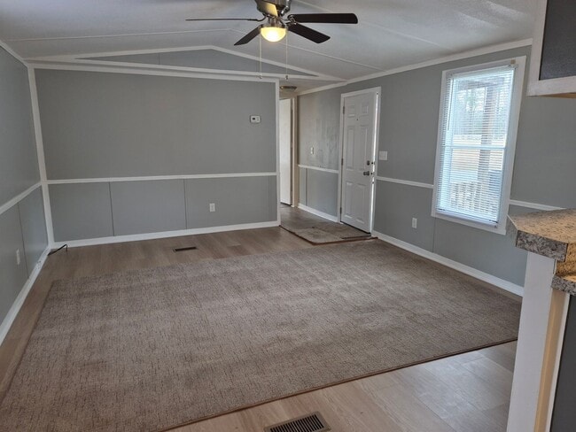 Building Photo - New Listing!!