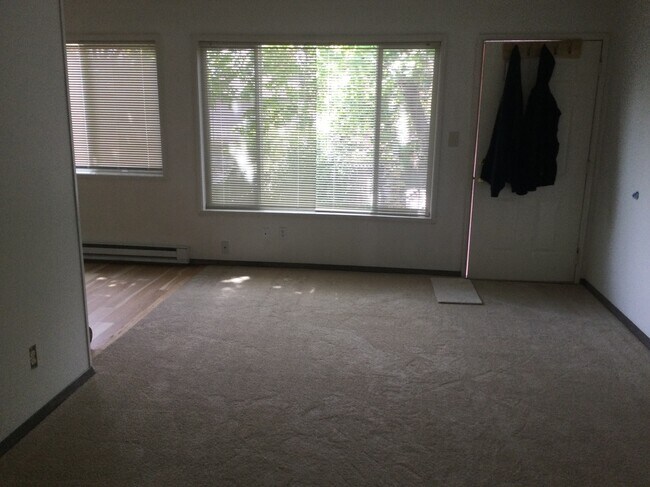 Frontroom, entrance on the right, dining ta the left - 4248 SE 15th Ave