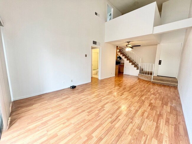 Building Photo - Spacious 1 Bedroom + Loft Condo in the Lindenwood Building – Bixby Knolls