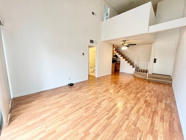 Foto del edificio - Spacious 1 Bedroom + Loft Condo in the Lindenwood Building – Bixby Knolls