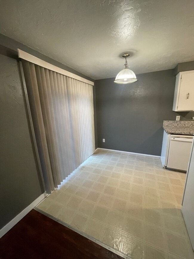 Building Photo - Pet Friendly 2 Bedroom in Lebanon!