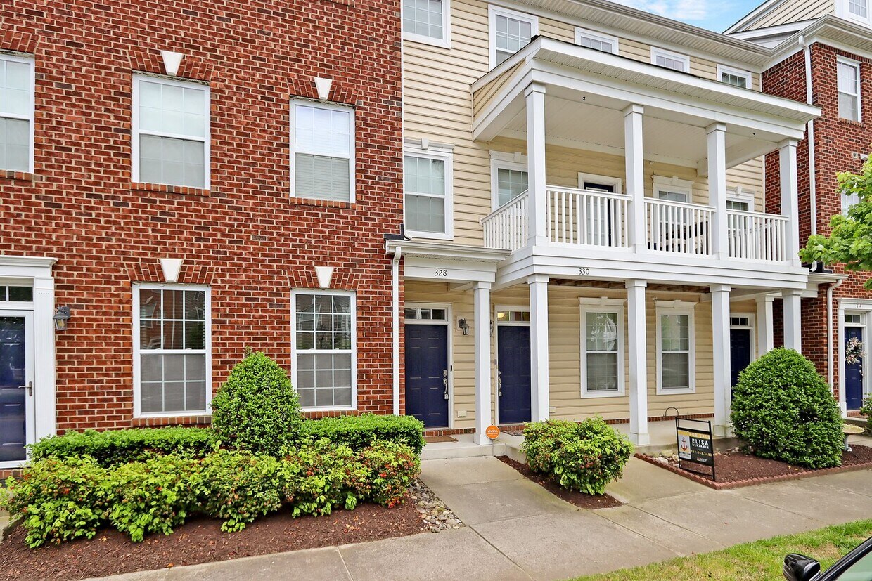Foto principal - 328 Fountain Way Hampton VA 23666