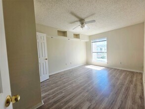 Building Photo - 2826 S Bartell Dr