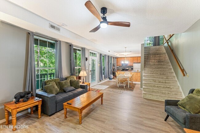 Foto del edificio - 1052 Twin Oaks Rd