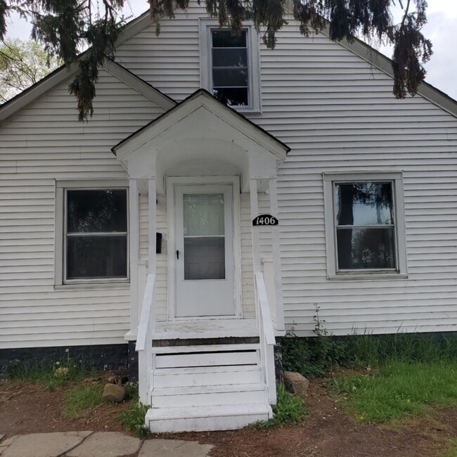 Building Photo - 4 BDRM HOUSE FOR RENT