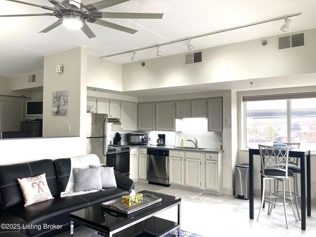 Photo - 1 Riverpointe Plaza House