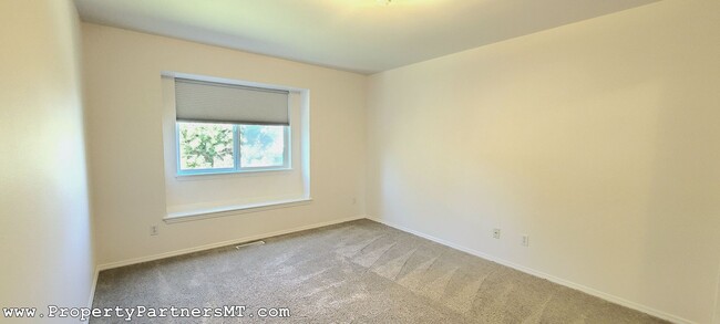 Building Photo - Beautiful 3 Bed 2.5 bath house in a charmi...