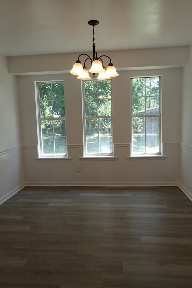 Building Photo - 2224 Pin Oak Cir