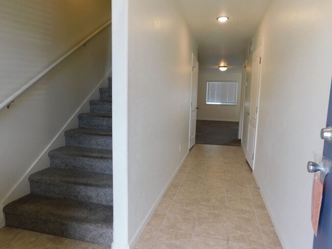 Building Photo - Newer Townhome Close to Shopping