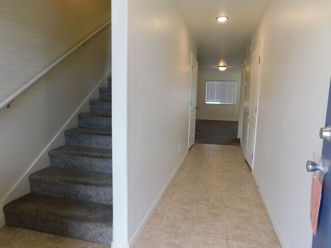 Foto del edificio - Newer Townhome Close to Shopping